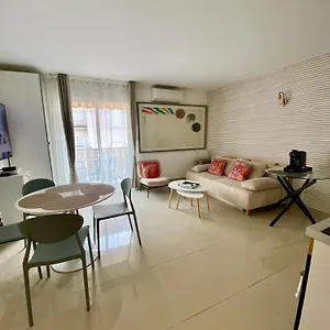 Apartment 3 Pieces- Vieux Port- Terrasse - Parking Possible, Cannes
